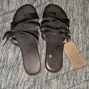Bedstü sandals
